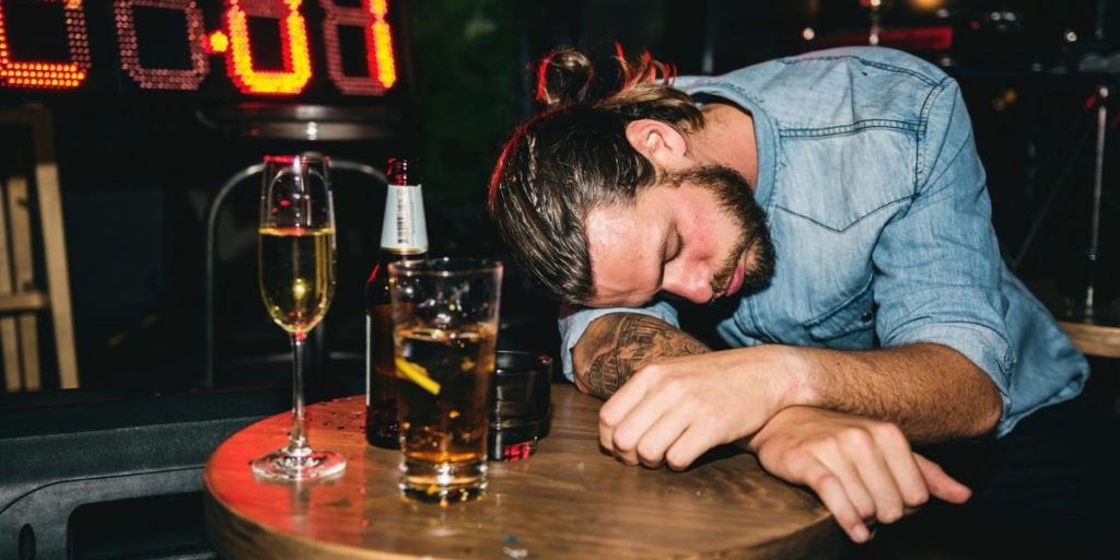 alcohol poisoning symptoms signs